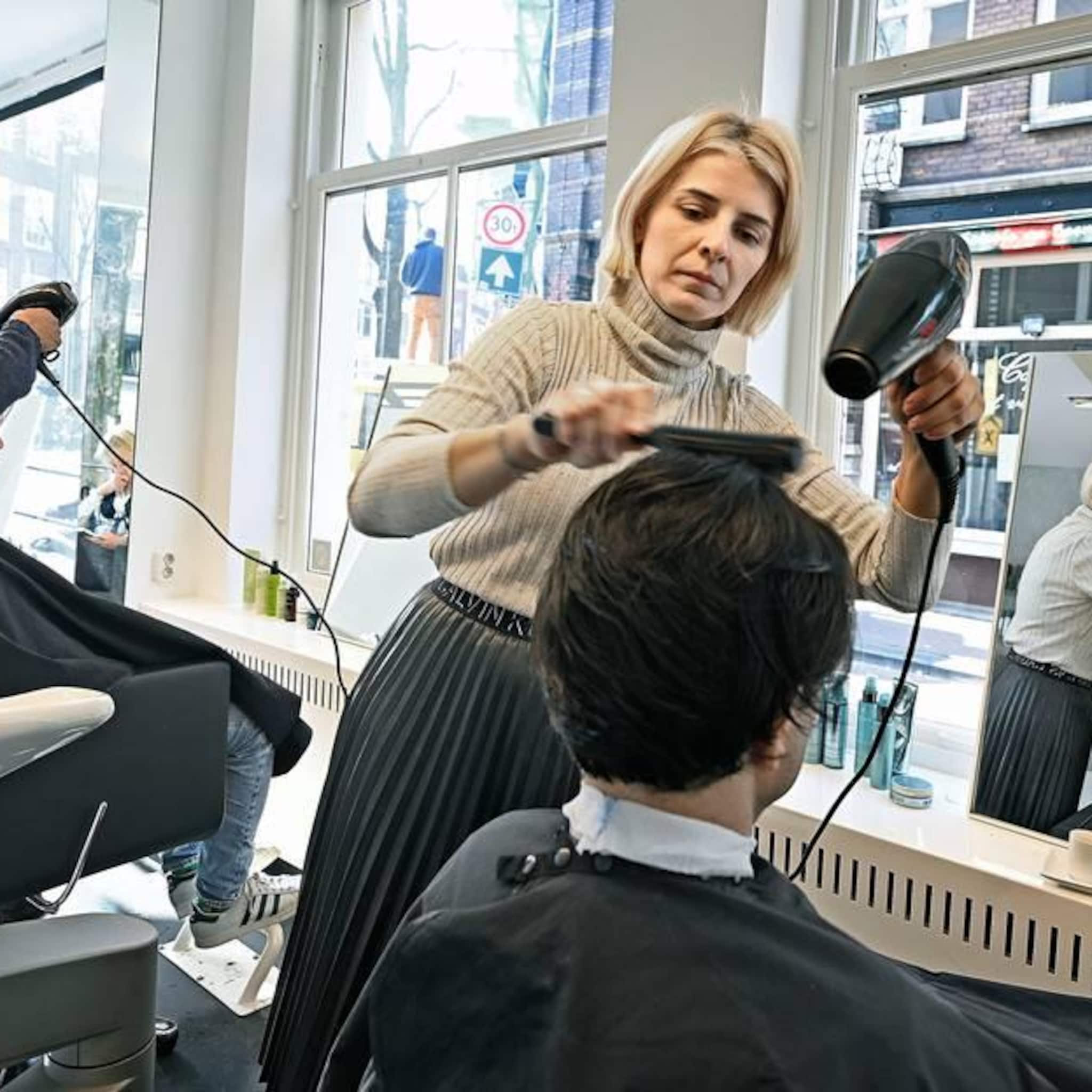 nog geen maand geleden had olena een kapsalon in kiev nu punt ze nederlanders bij