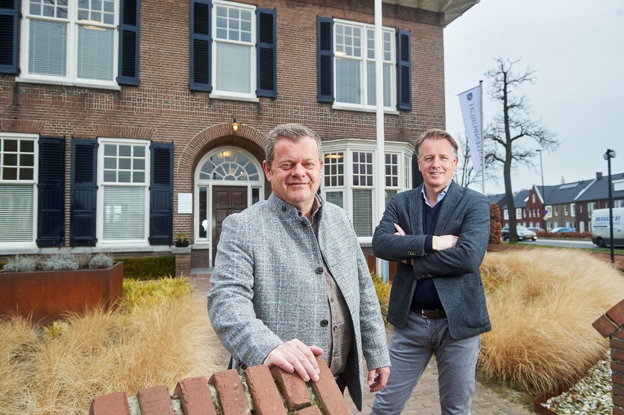 Van Daal (links) en Verbeek voor het pand waar Voldijn is gevestigd. Foto: Van Assendelft