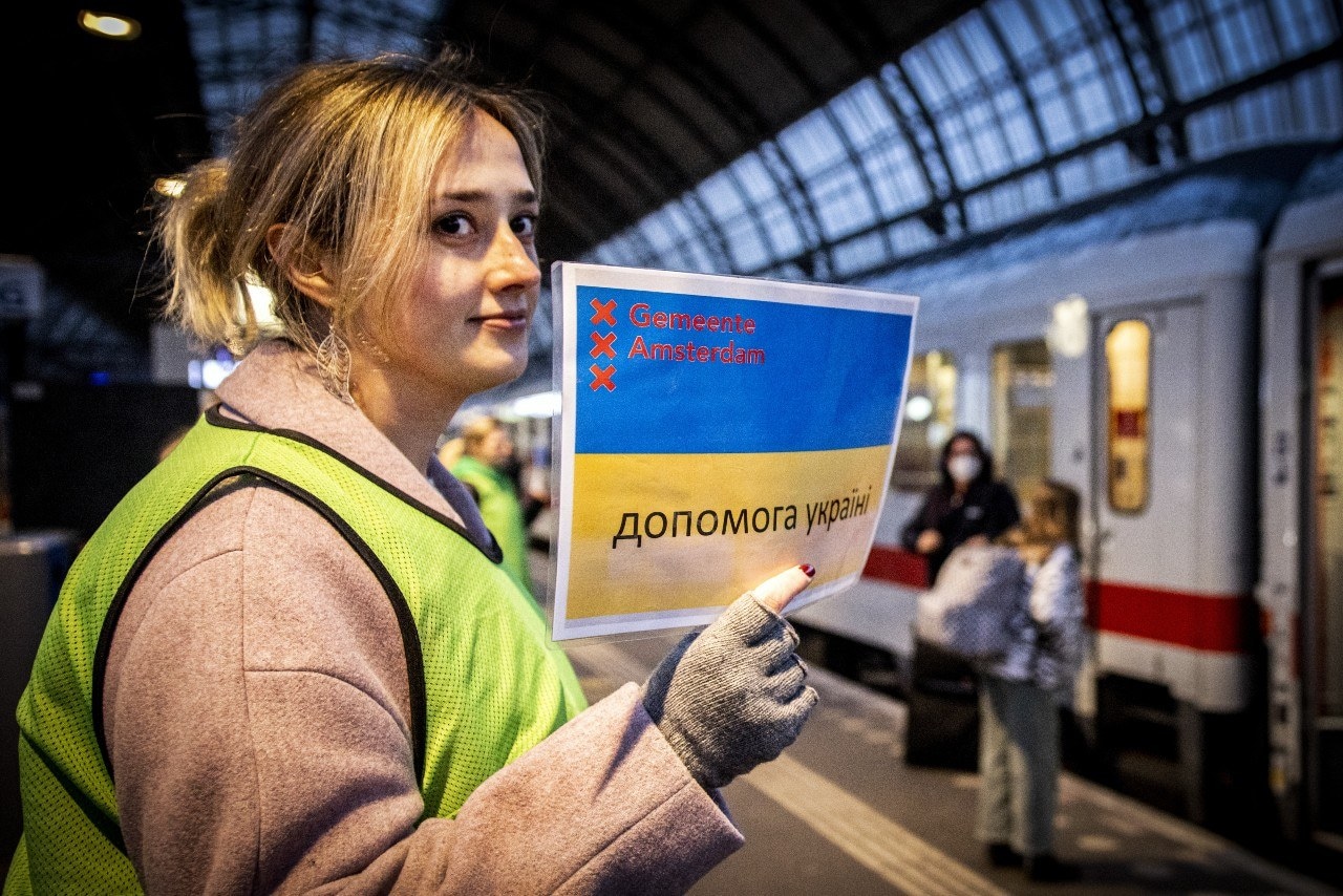 Een goede manier om de oorlogslachtoffers te helpen is door samen met je medewerkers vrijwilligerswerk te doen. Foto: ANP.