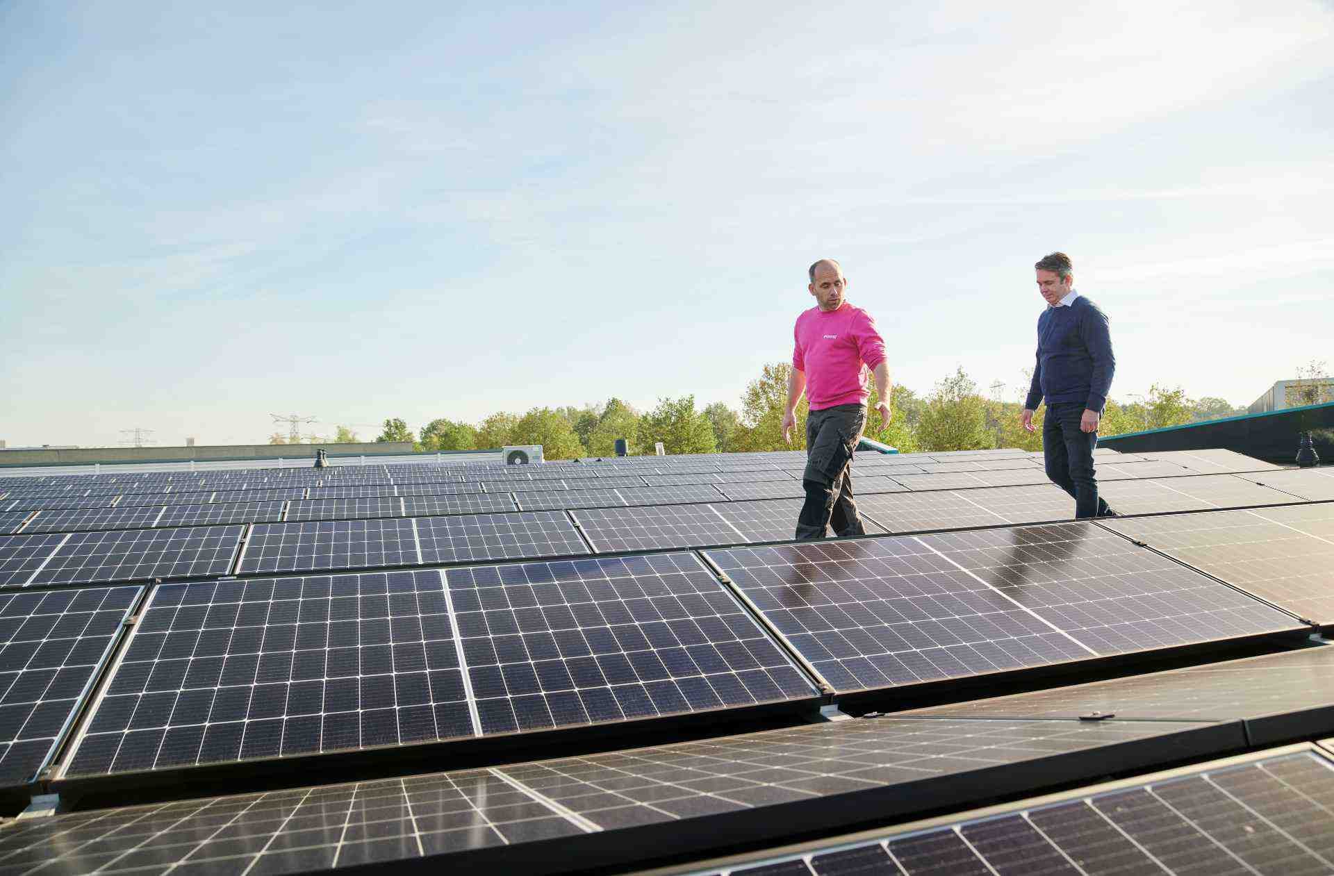 Veel ondernemers zijn enthousiast over zonnepanelen. Als mkb’er kun je, net als huishoudens, gebruik maken van de salderingsregeling. Hierbij wordt stroom die je te veel opwekt, teruggeleverd aan het energienet en vervolgens verrekend met het verbruik. Foto: Essent