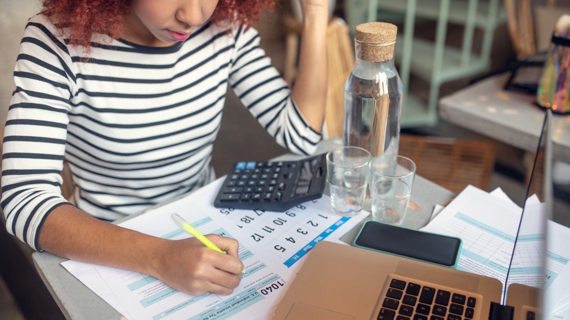 Tip: ga er niet zomaar vanuit dat alle vooringevulde gegevens van de Belastingdienst kloppen. Foto: Shutterstock