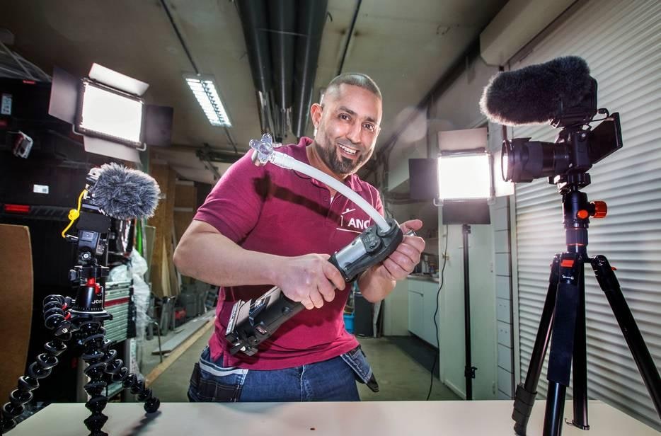 Loodgieter Anouar Otmane maakt online informatiefilmpjes over hoe en wat je moet doen op loodgietersgebied. Foto: Frank Jansen
