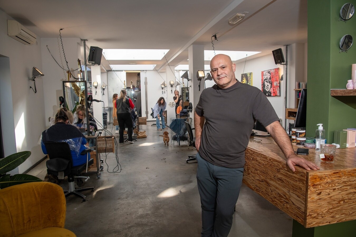De Apeldoornse kapper Willy Gout kreeg een dwangsom na een borrel met collega’s. Foto: Maarten Sprangh