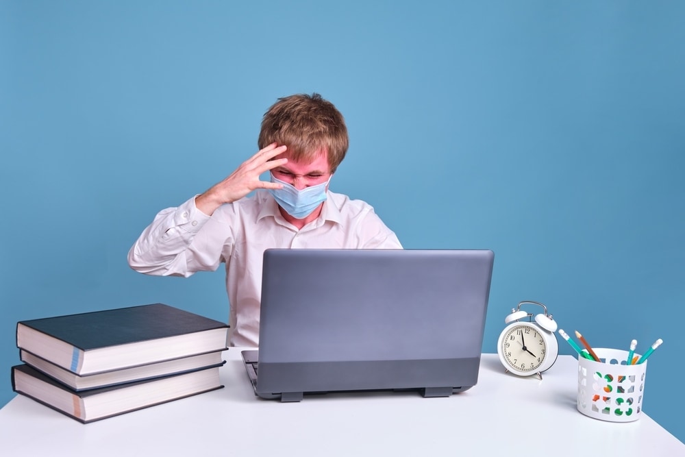 Hoestend of verkouden naar het werk gaan staat hoog op de irritatielijst. Foto: Shutterstock.