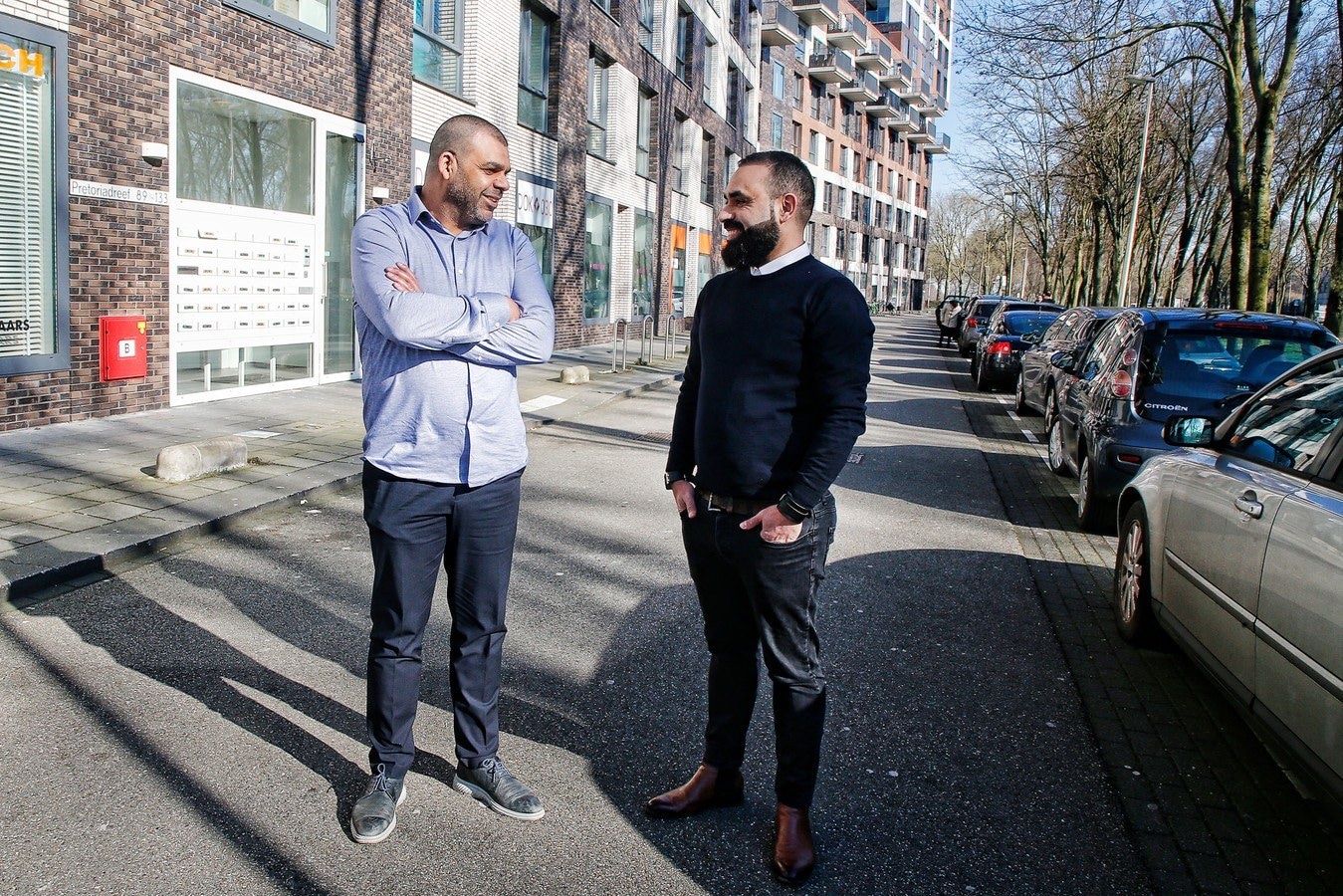 Abdel en Rachid Harchaoui (rechts) hebben het bedrijf EOSN opgezet. Daarmee ondersteunen ze vluchtelingen (met een status) die een eigen bedrijf willen beginnen. Foto: Ruud Voest.