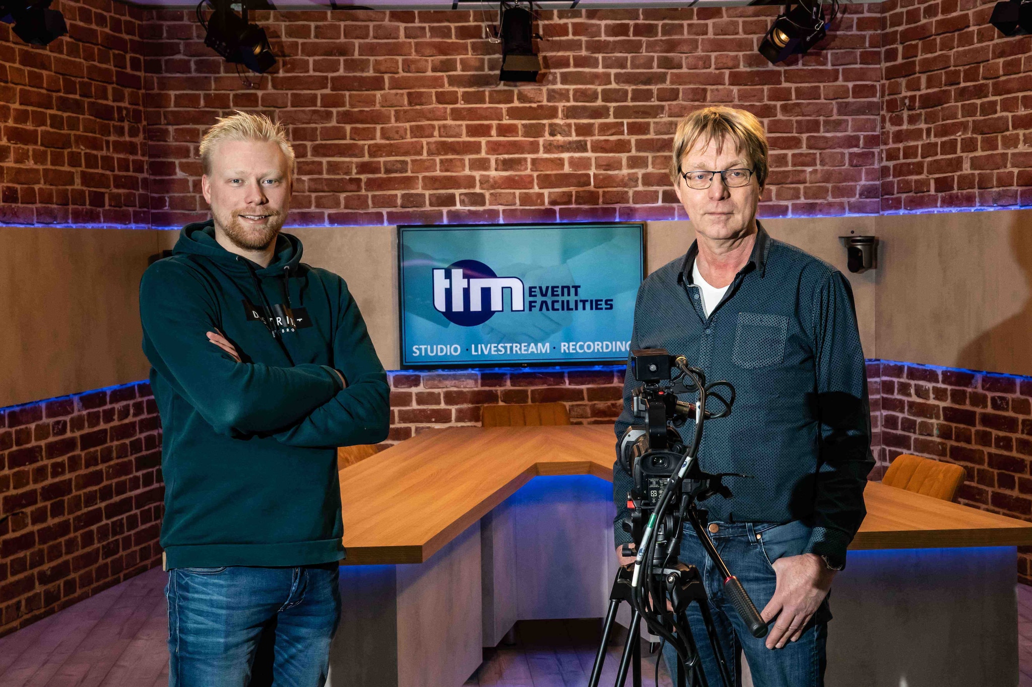 Tijdens de coronacrisis heeft TTM Event Facilities ook een studio gebouwd in het bedrijfspand, voor bijvoorbeeld online presentaties en uitzendingen. Links Kevin Markvoort, rechts Willem Beumer. Foto: Ronald Hissink