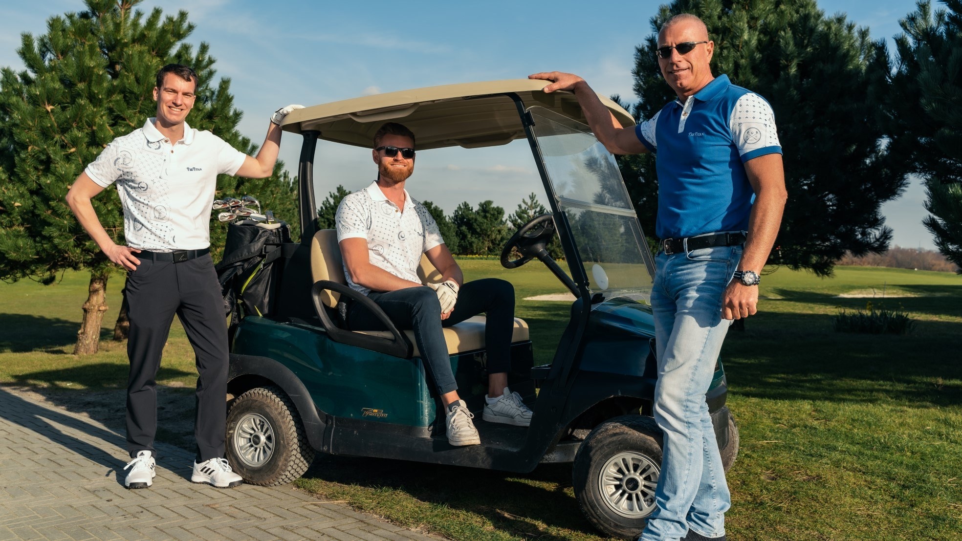 De golfpolo's van TeeTitan. Links op de foto oprichter Leandro van Kuijk. Foto: TeeTitan
