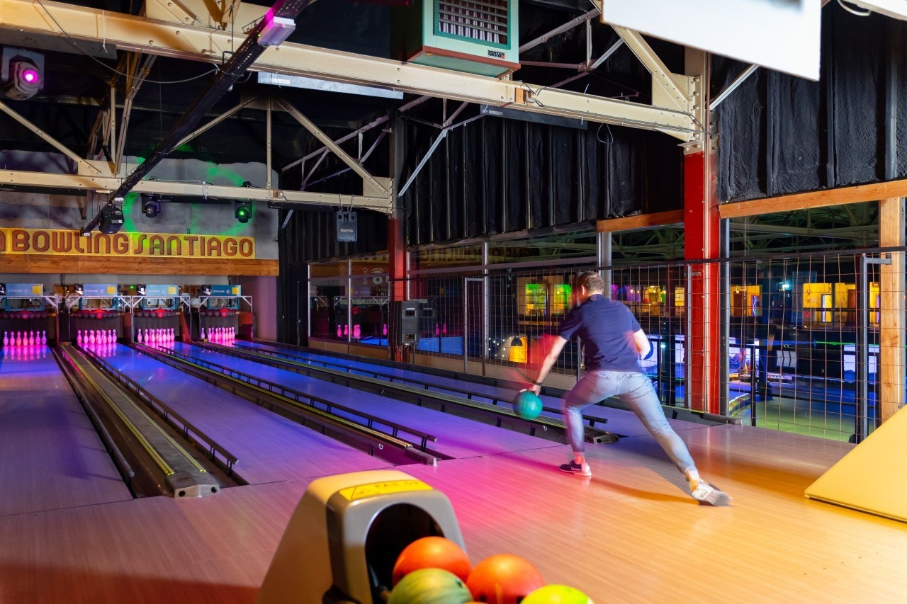 De Voltage biedt een vijftigtal verschillende activiteiten, van lasergames tot bowling.