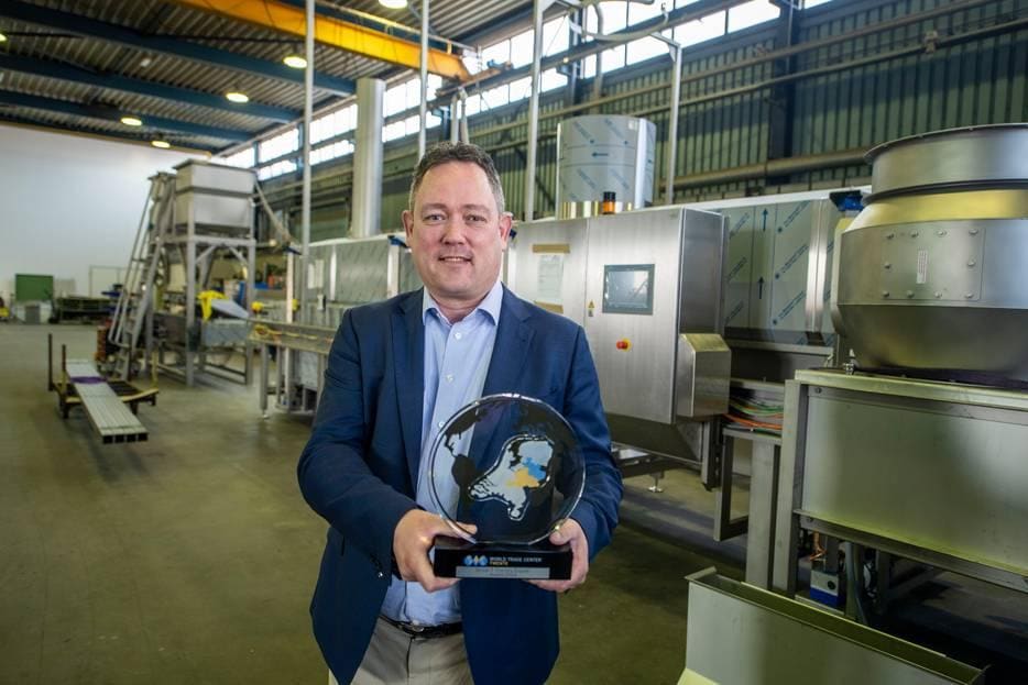 Carbotreat-directeur Frank Sanders met de WTC Twente Export Award. Foto: AD/Lenneke Lingmont.