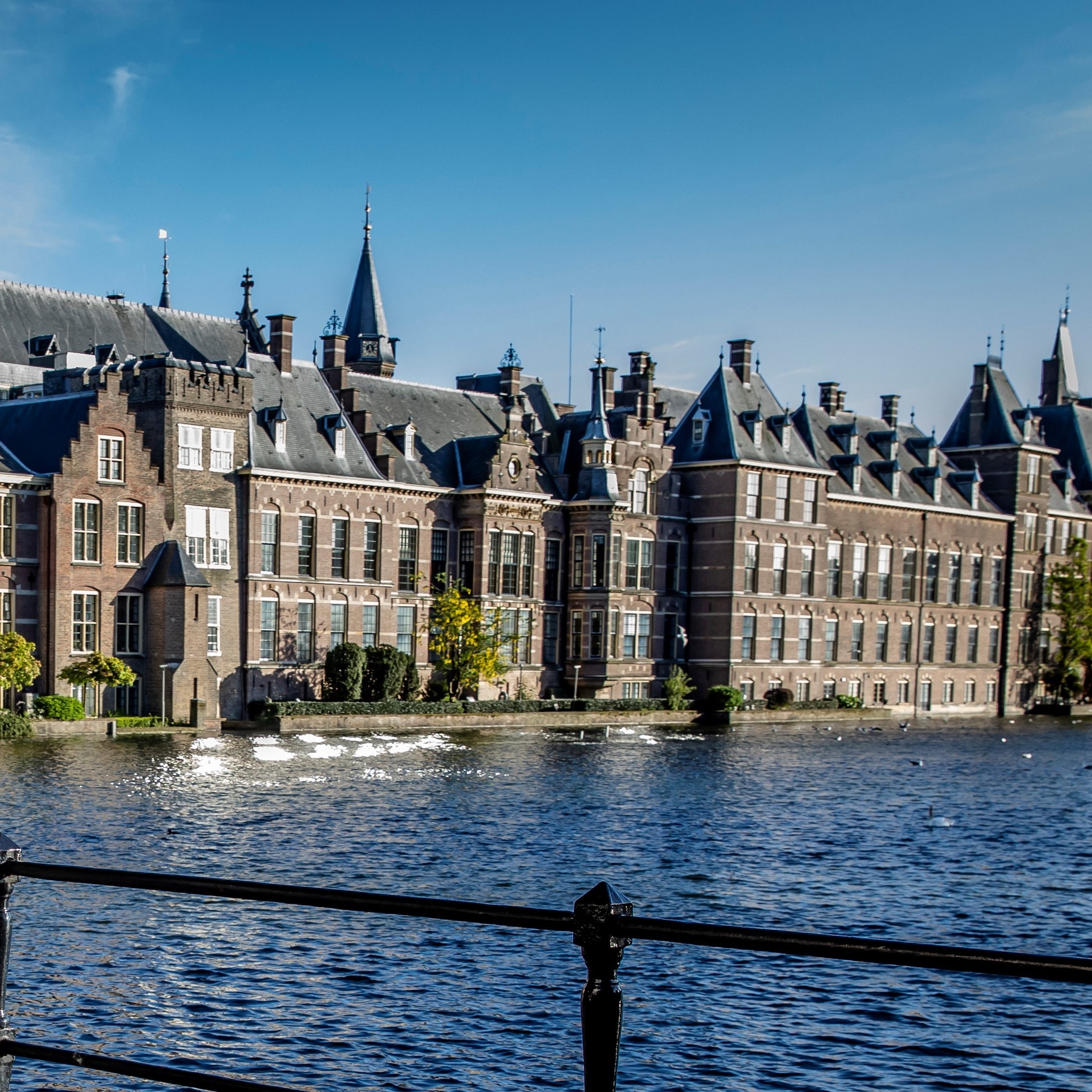 van kabinet naar omt en weer terug wie beslist wanneer over stoppen coronamaatregelen