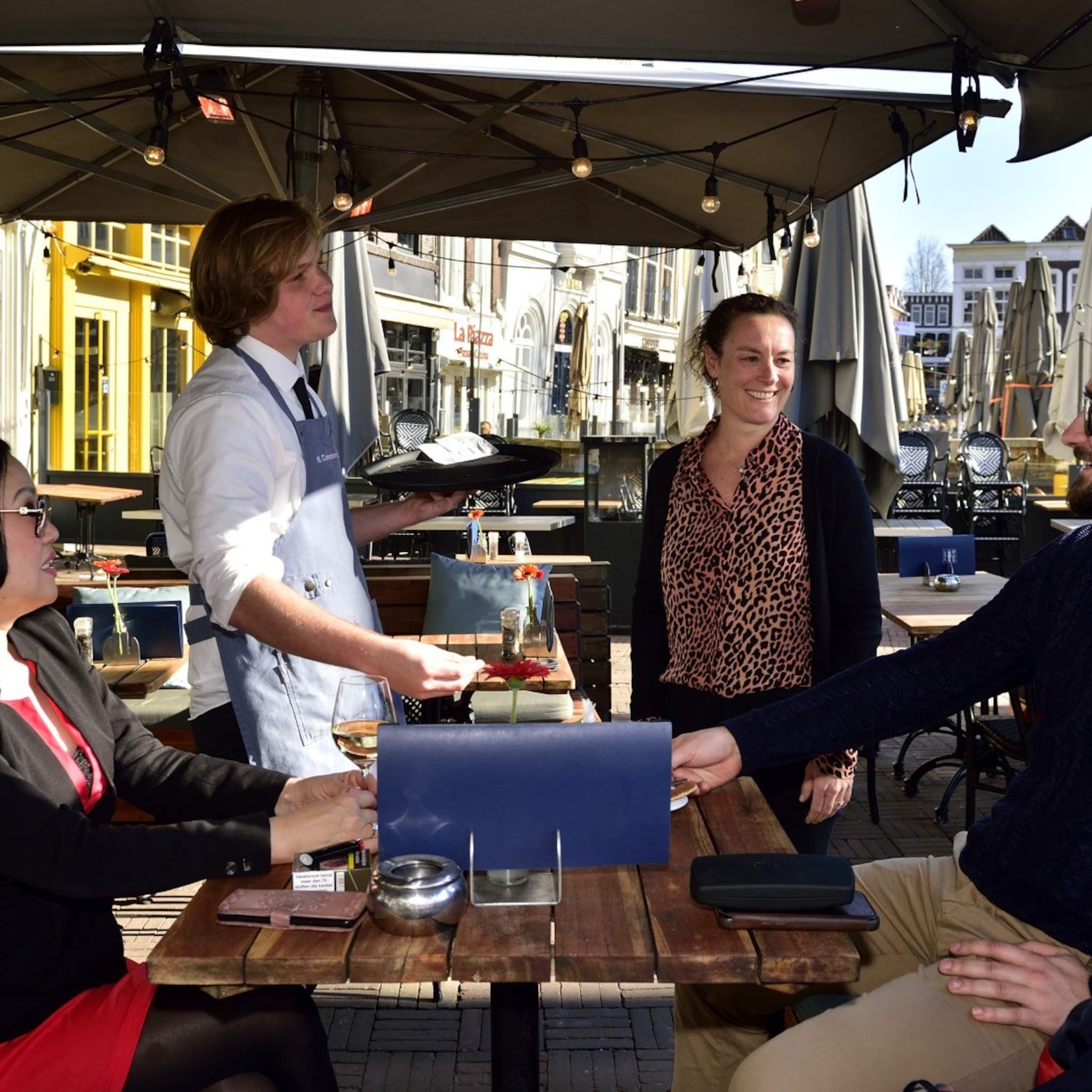 gigantisch personeelstekort horeca tegen loonstrook van ggd valt niet op te boksen