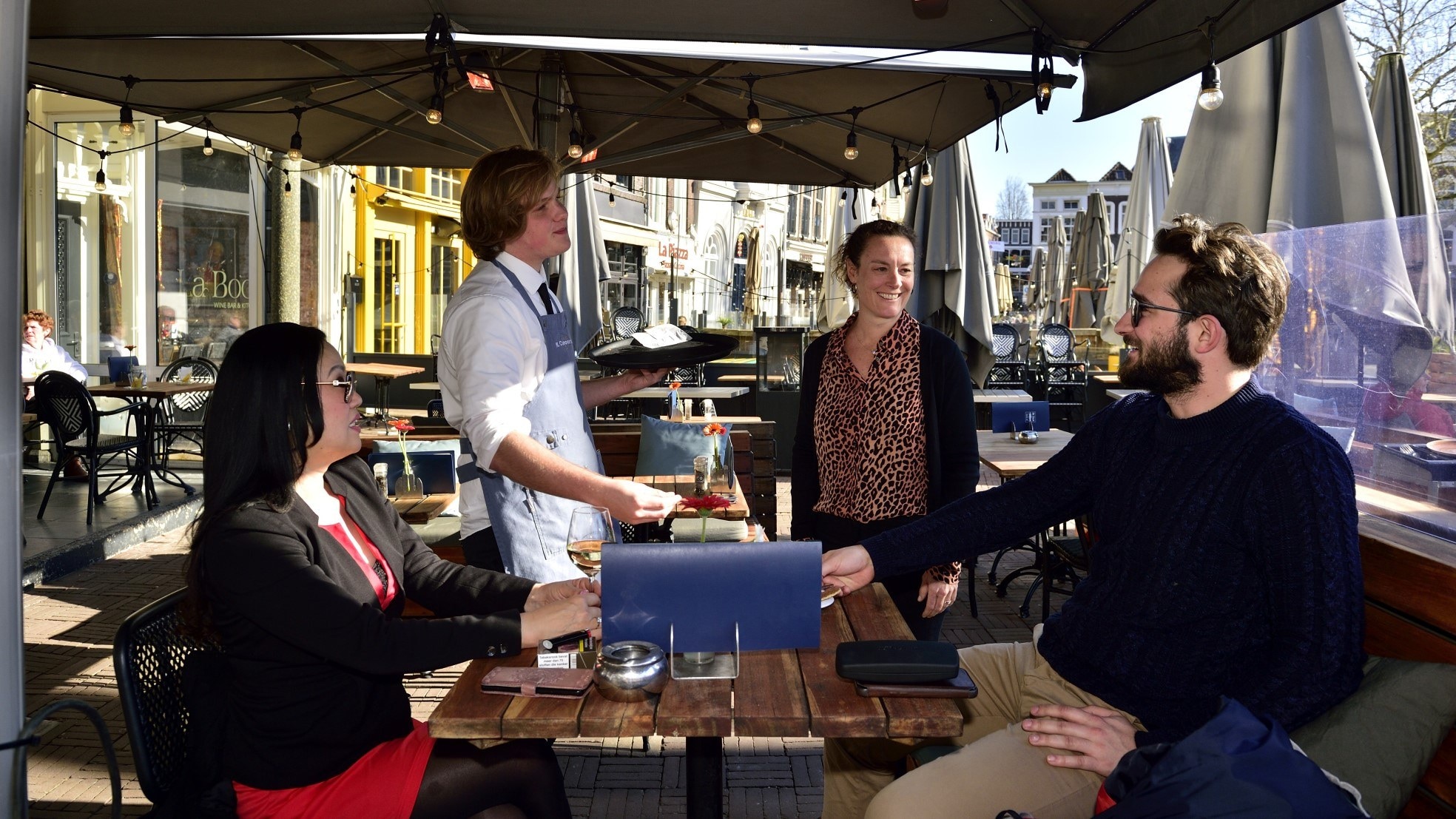 Anouk Kreek van Koeien en Kaas deelt extraatjes uit aan nieuwe personeelsleden. Foto: Pim Mul