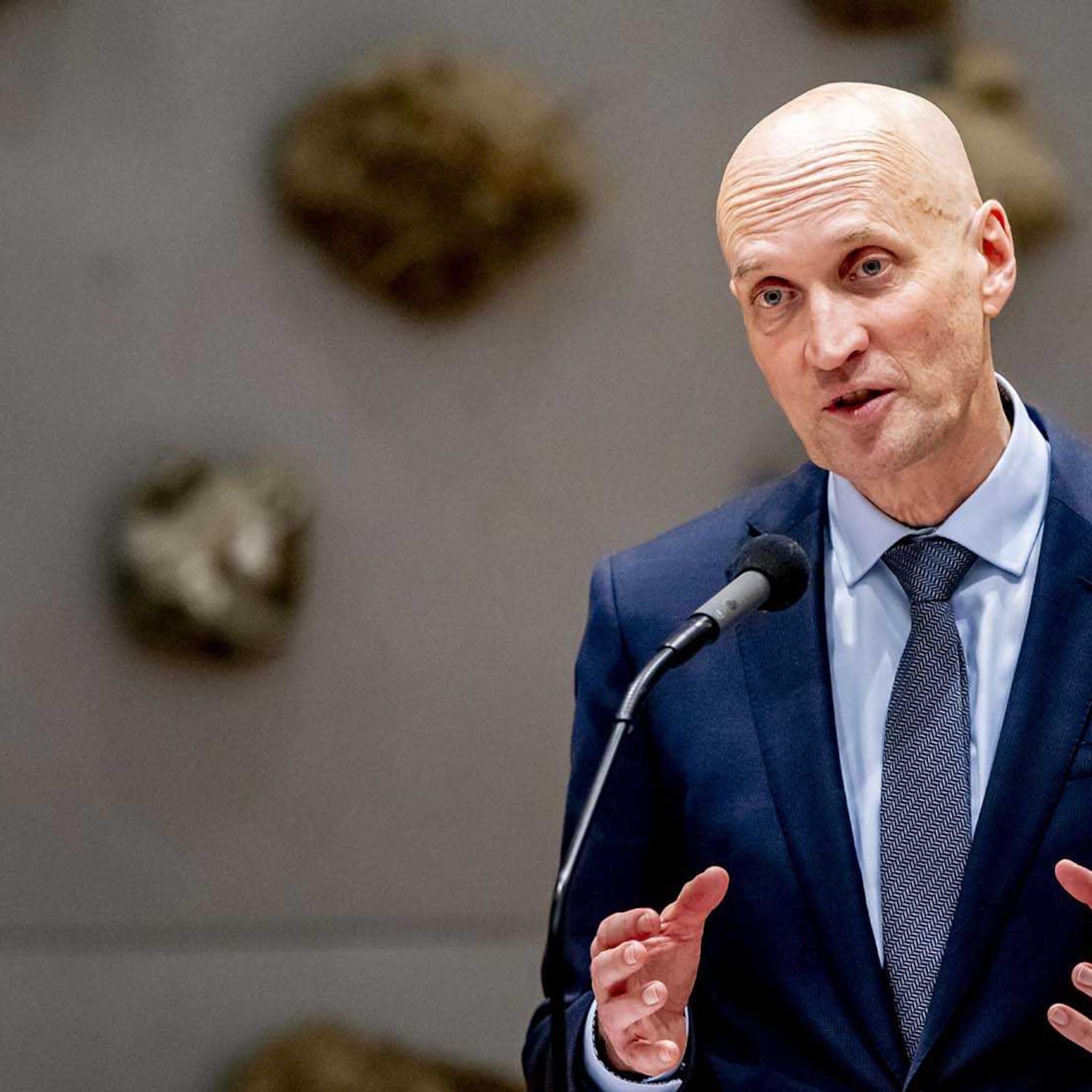 kuipers wil coronareispas voor jongeren afschaffen en vraagt omt om advies