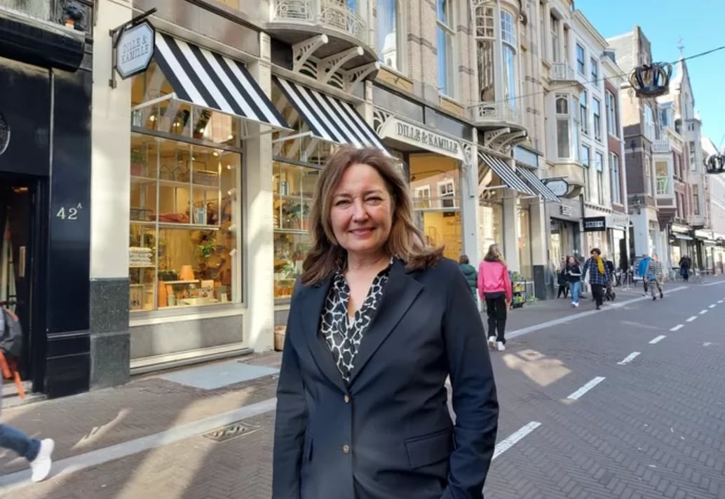 Wethouder Saskia Bruines bij het winkelpand op het Noordeinde. In de ruimte boven de winkel in de exclusieve winkelstraat zijn nu appartementen gebouwd. Wat haar betreft, gebeurt dat op meer plekken in de binnenstad. Foto: AD.