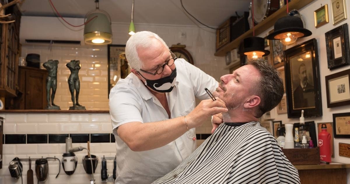 De Zierikzeese kapper Rik Vermaat knipt en scheert Robbert Lievense tijdens een protestactie. Foto: Sandra Schimmelpennink