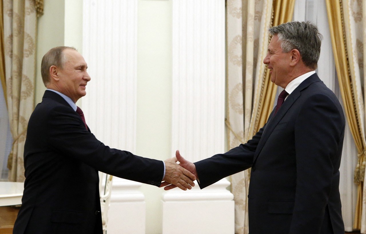 Zo ging dat nog in 2017, vijf jaar geleden dus. Een handdruk van Poetin voor Ben van Beurden, ceo van de toen nog Royal Dutch Shell Company, tijdens een meeting in het Kremlin. Foto: ANP.