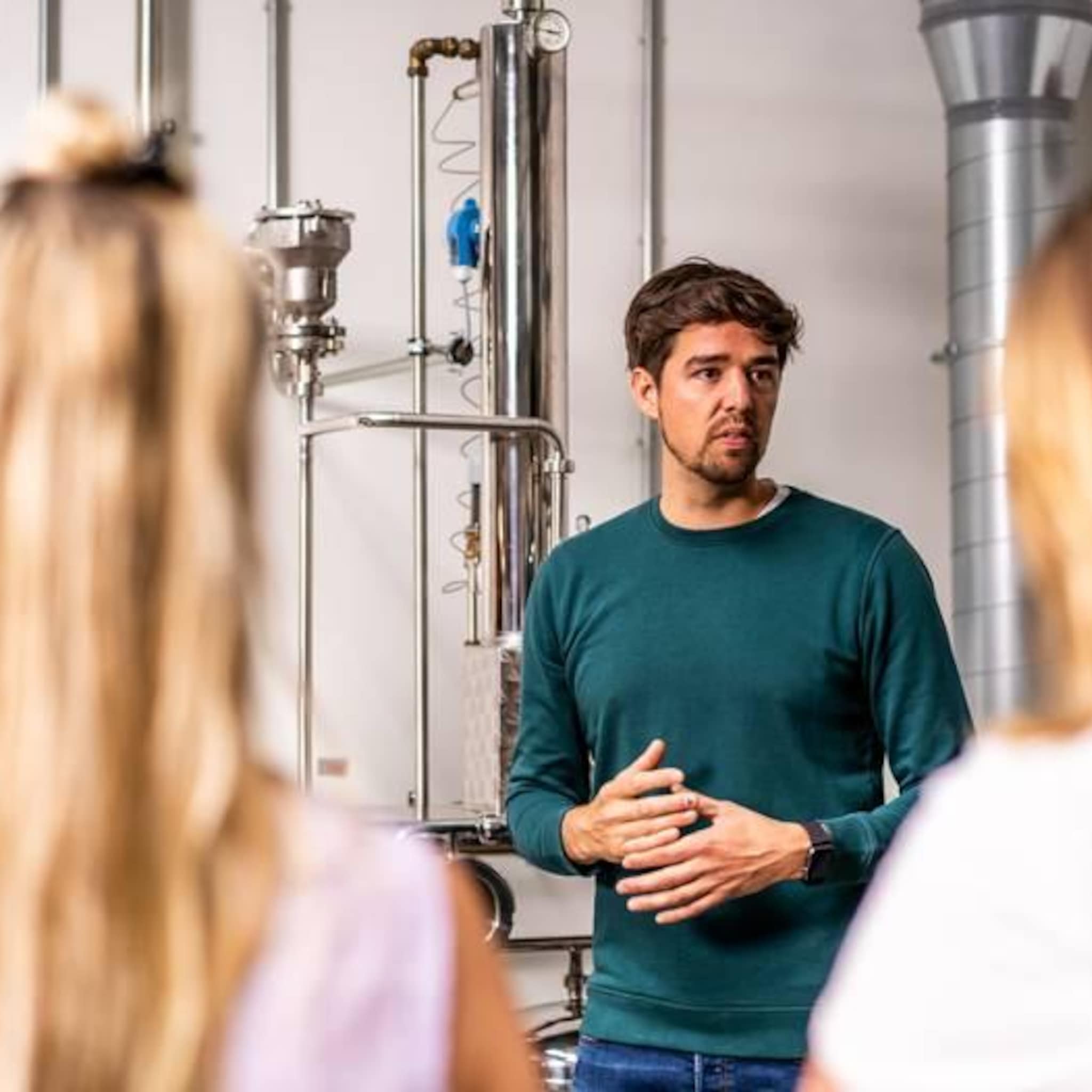 rum ondernemer schenkt alle winst van speciale rumfles aan slachtoffers oekraine