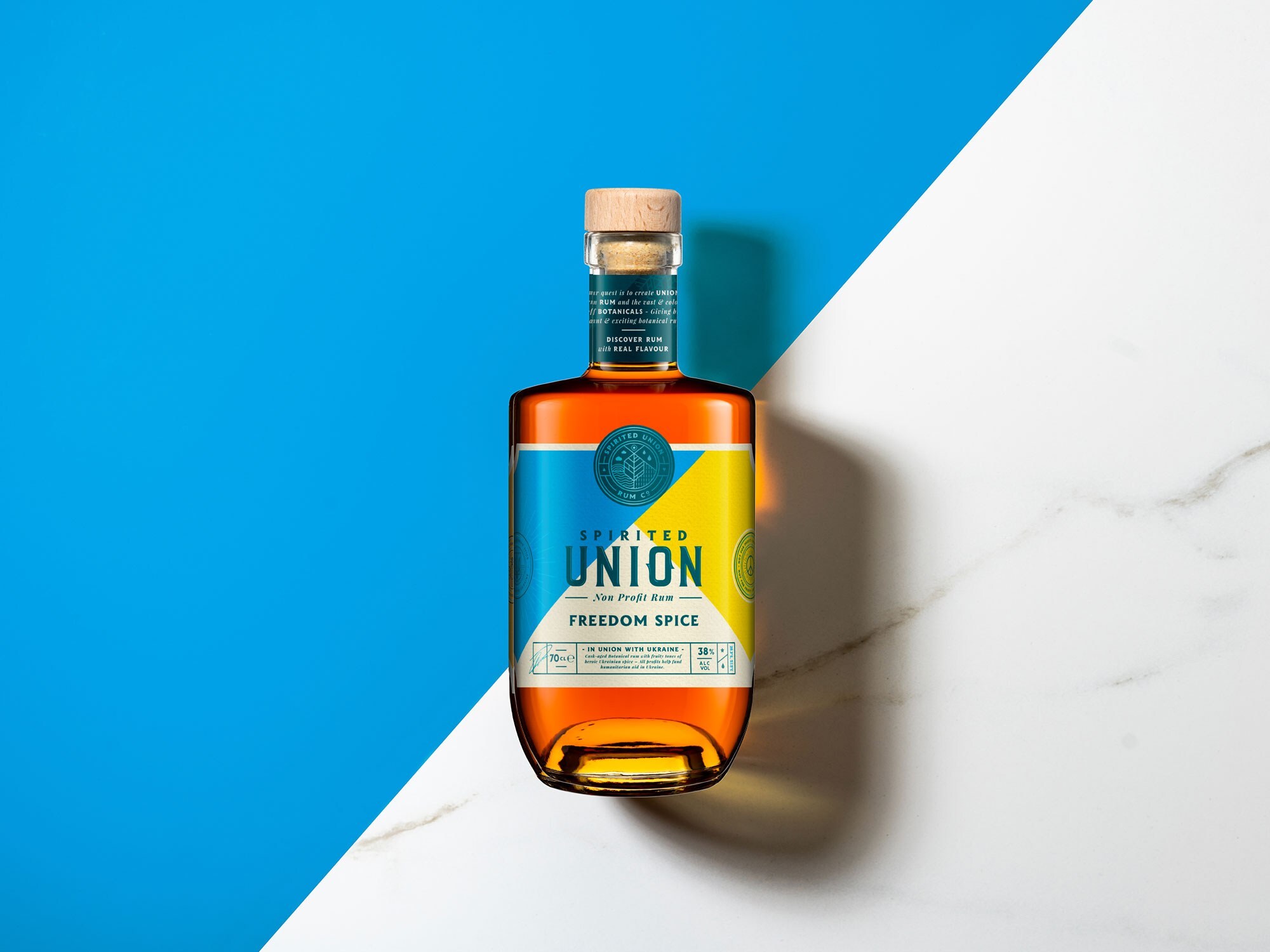 De Non-Profit Rum van Spirited Union, met een etiket in de kleuren van de Oekraïense vlag.