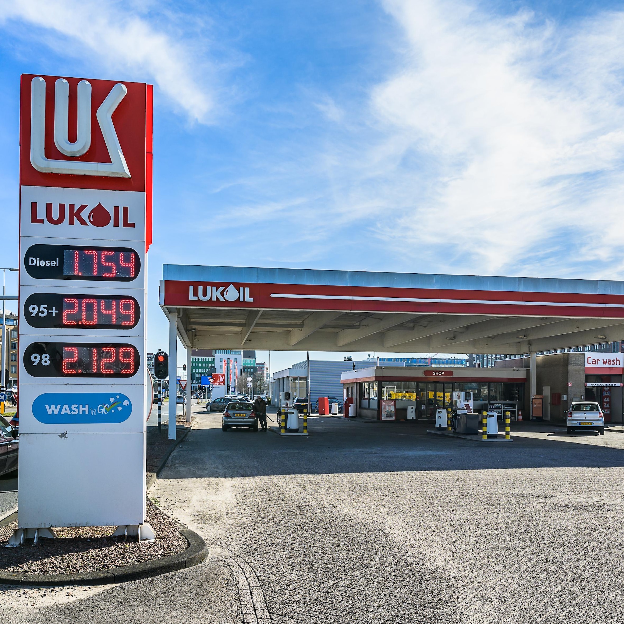 geen lukoil hak en wodka meer moeten we alle russische producten boycotten