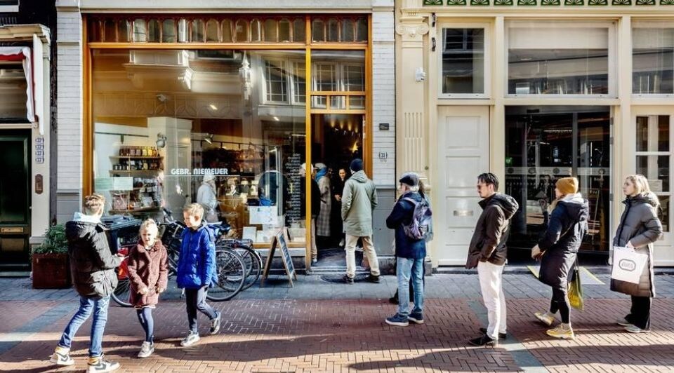 Bij bakkerij Gebr. Niemeijer in Amsterdam staat een rij klanten voor de deur. Foto: Jean-Pierre Jans