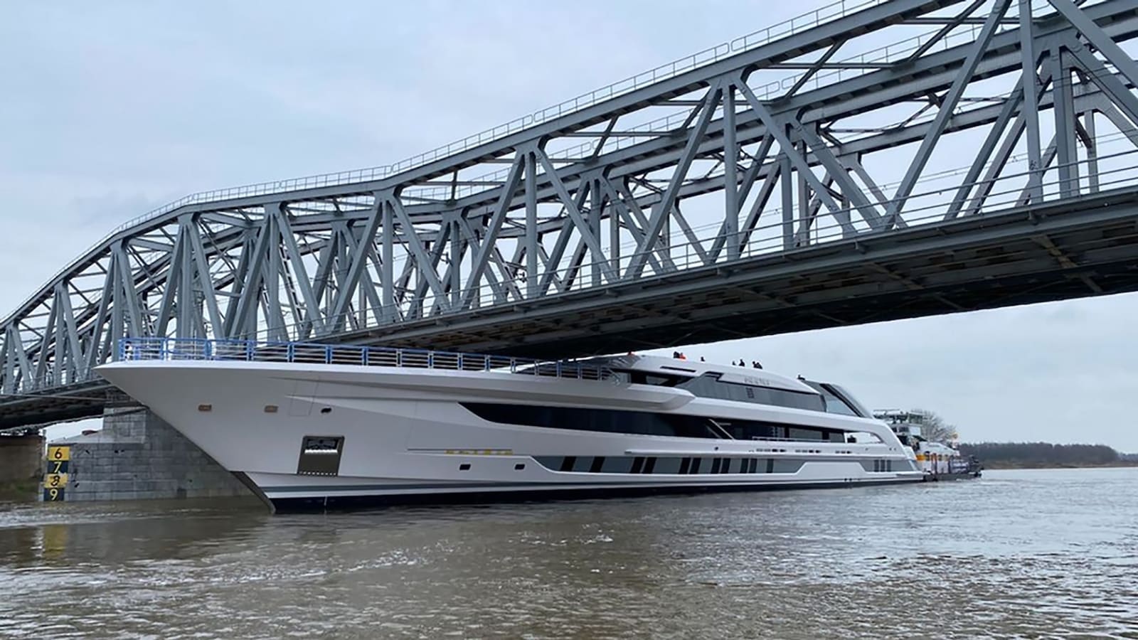 Het verplaatsen van de Galactica van Oss naar Harlingen ging niet zonder problemen. Foto: Jasper Koene