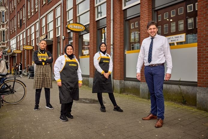 Van links naar rechts: medewerkers Neslihan, Yasmine en Nawal met manager Dirck Slabbekoorn van de Jumbo aan de Schiedamseweg in Rotterdam. Foto: Jan de Groen