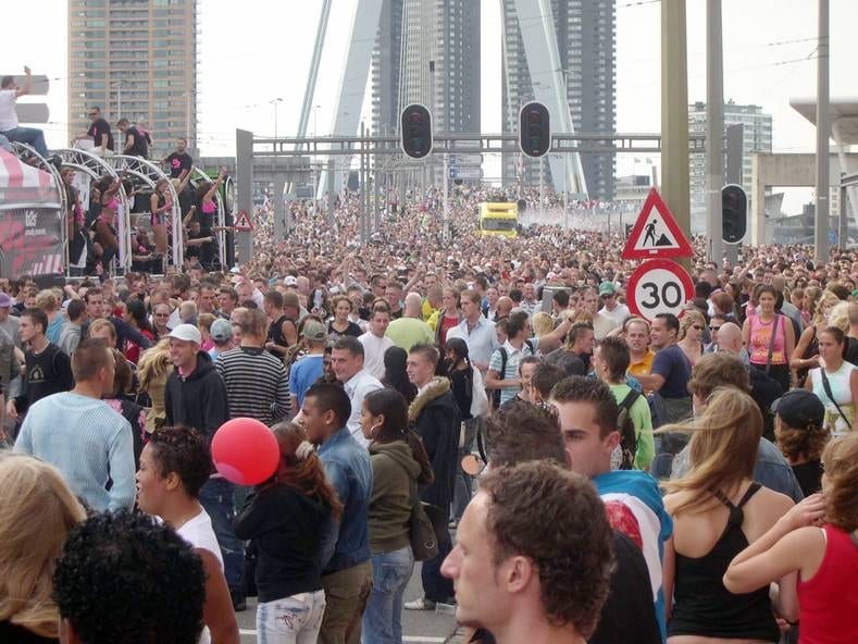 De Danceparade op de Erasmusbrug in 2005. Foto: Hans Grootenhuijs.