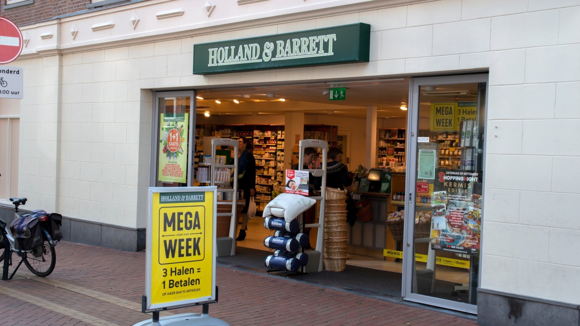 Holland &amp; Barrett kleurt ook de Nederlandse winkelstraat, maar is in handen van een Russische zakenman met nauwe banden met het Kremlin. Foto: Shutterstock.