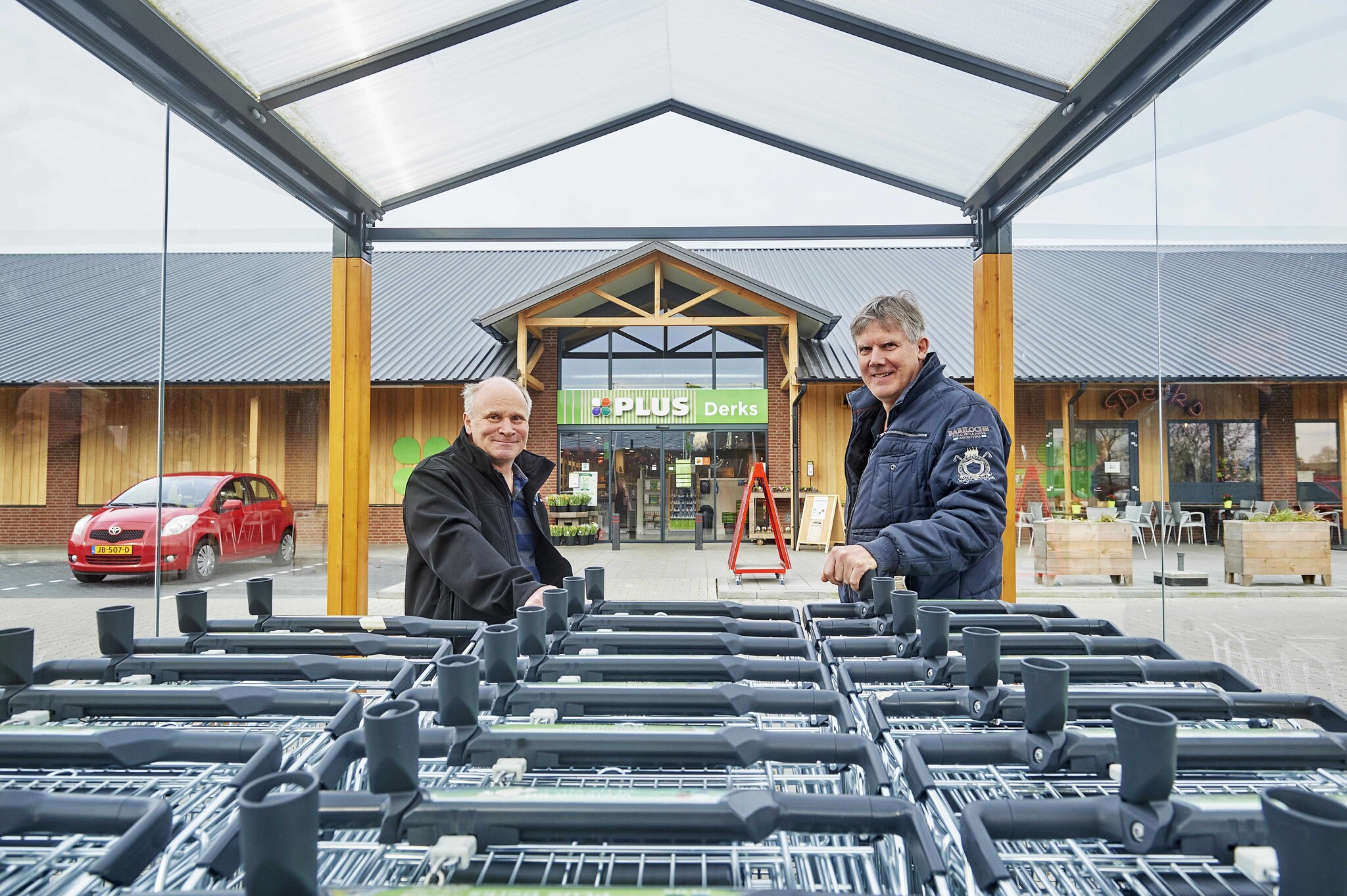 Voor zijn spiksplinternieuwe PLUS-supermarkt, koos ondernemer Derks voor een samenwerking in een bouwteam: een contractvorm waarbij de opdrachtgever, aannemer (Van Bergen Industriebouw) en deskundigen nauw met elkaar samenwerken. Foto: VanAssenDelft