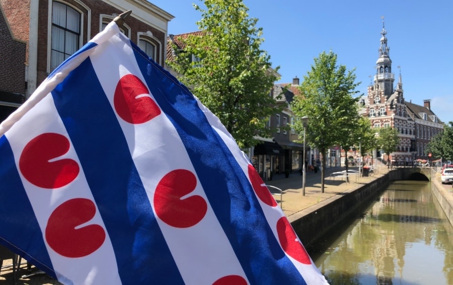Doe je er als Fries bedrijf goed aan om een Friese vlag te laten zijn in reclame-uitingen? Foto: Shutterstock
