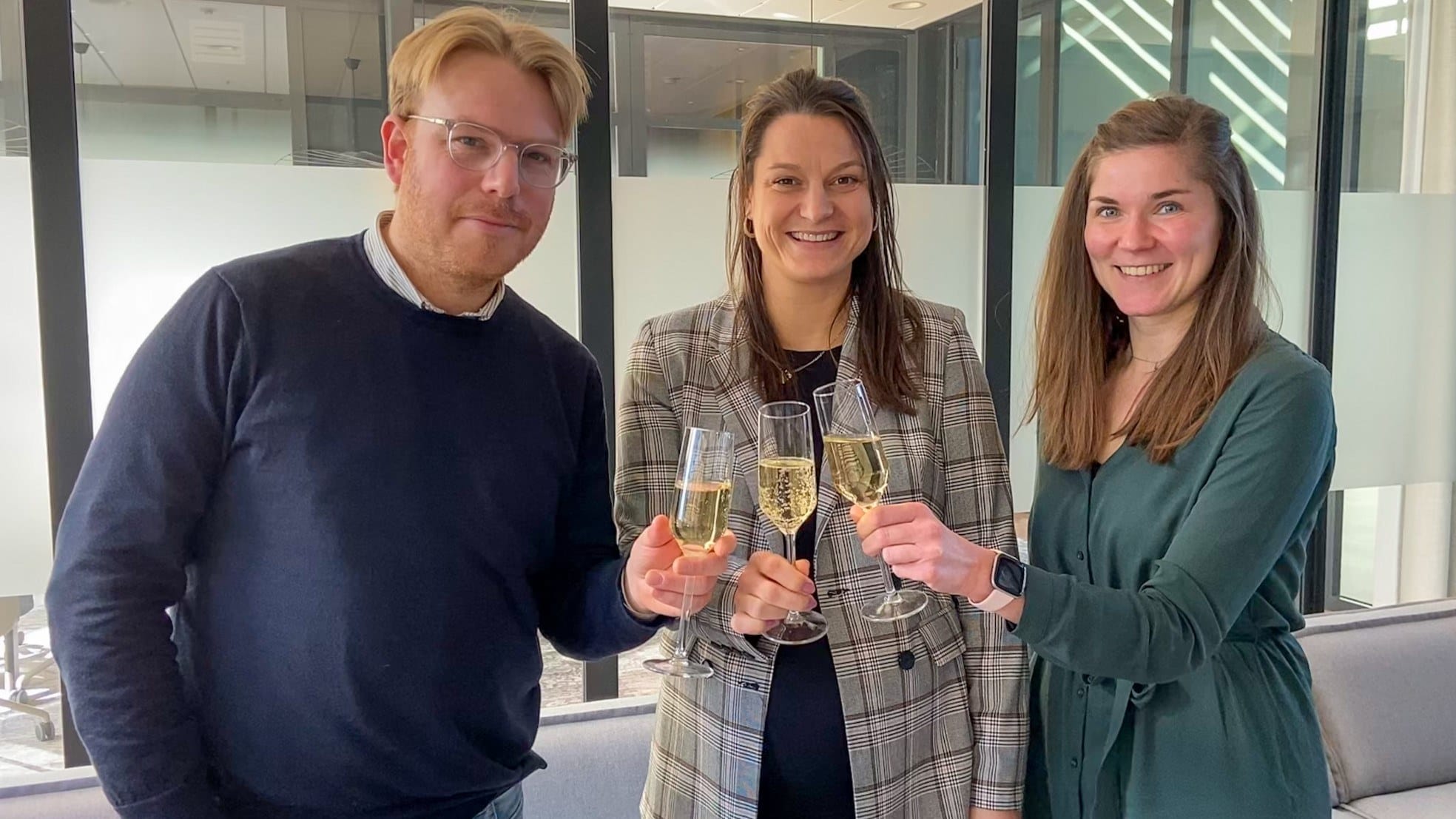 Proosten op de overname. V.l.n.r. Dennis Mensink (Mediatic), Suzanne van Duijn en Chantal Schram (beiden Snappr).