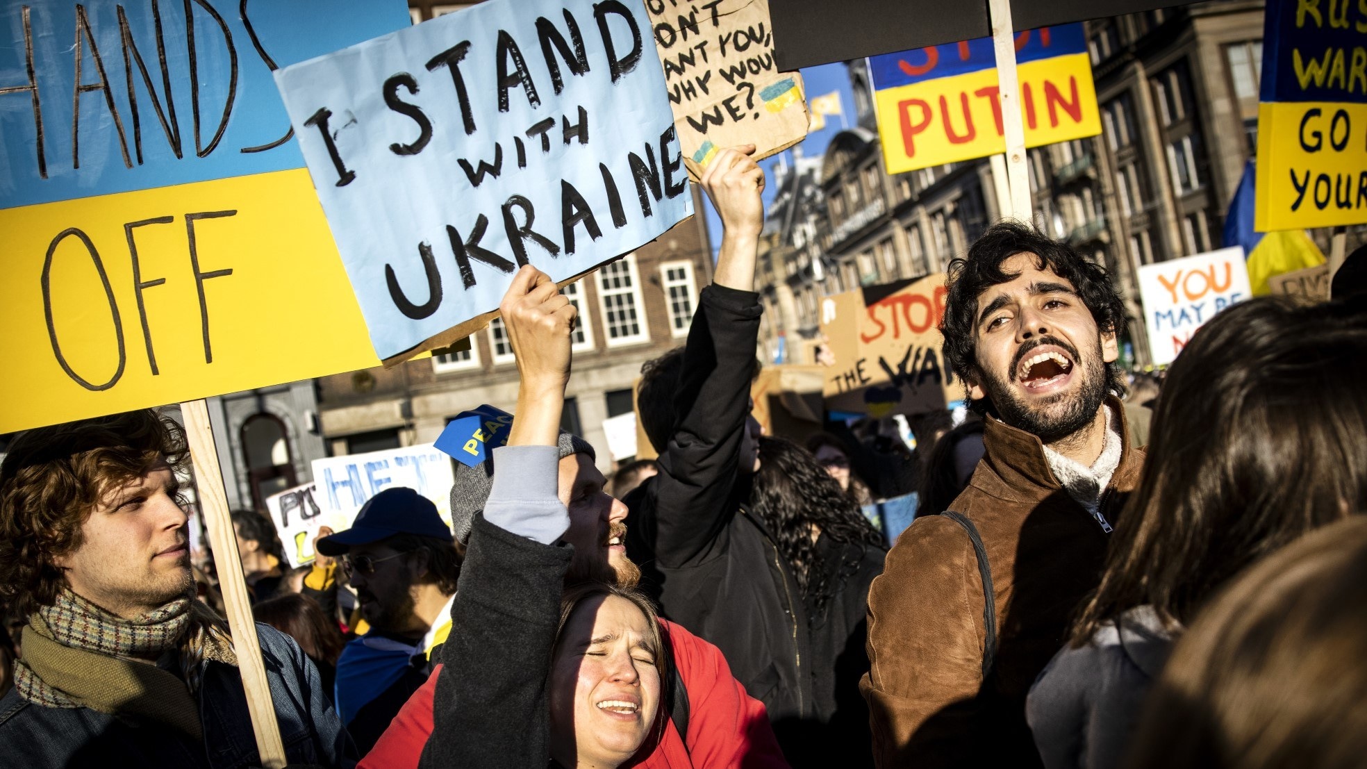 Demonstranten vragen In Amsterdam onder meer aandacht voor de opvang van Oekraiense vluchtelingen. Foto: ANP