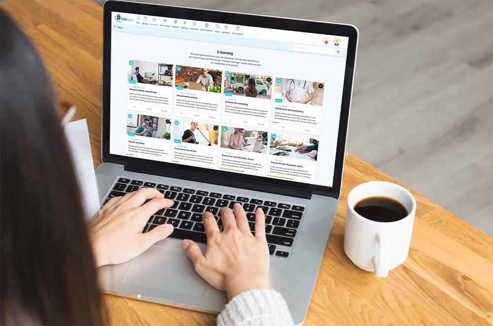 Versterk je positie op de arbeidsmarkt door gebruik te maken van het STAP-budget. Hiermee volg je gratis online opleidingen bij SkillsTown. Foto: SkillsTown.