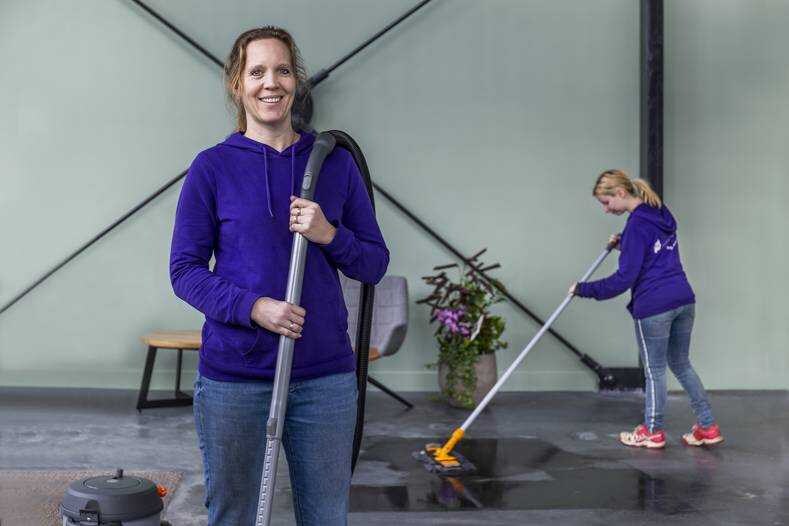 Eline van den Heuvel uit Maarssen-Dorp geeft met haar bedrijf VDHD Startservice schoonmakers een gezicht. Foto: Angeliek de Jonge.