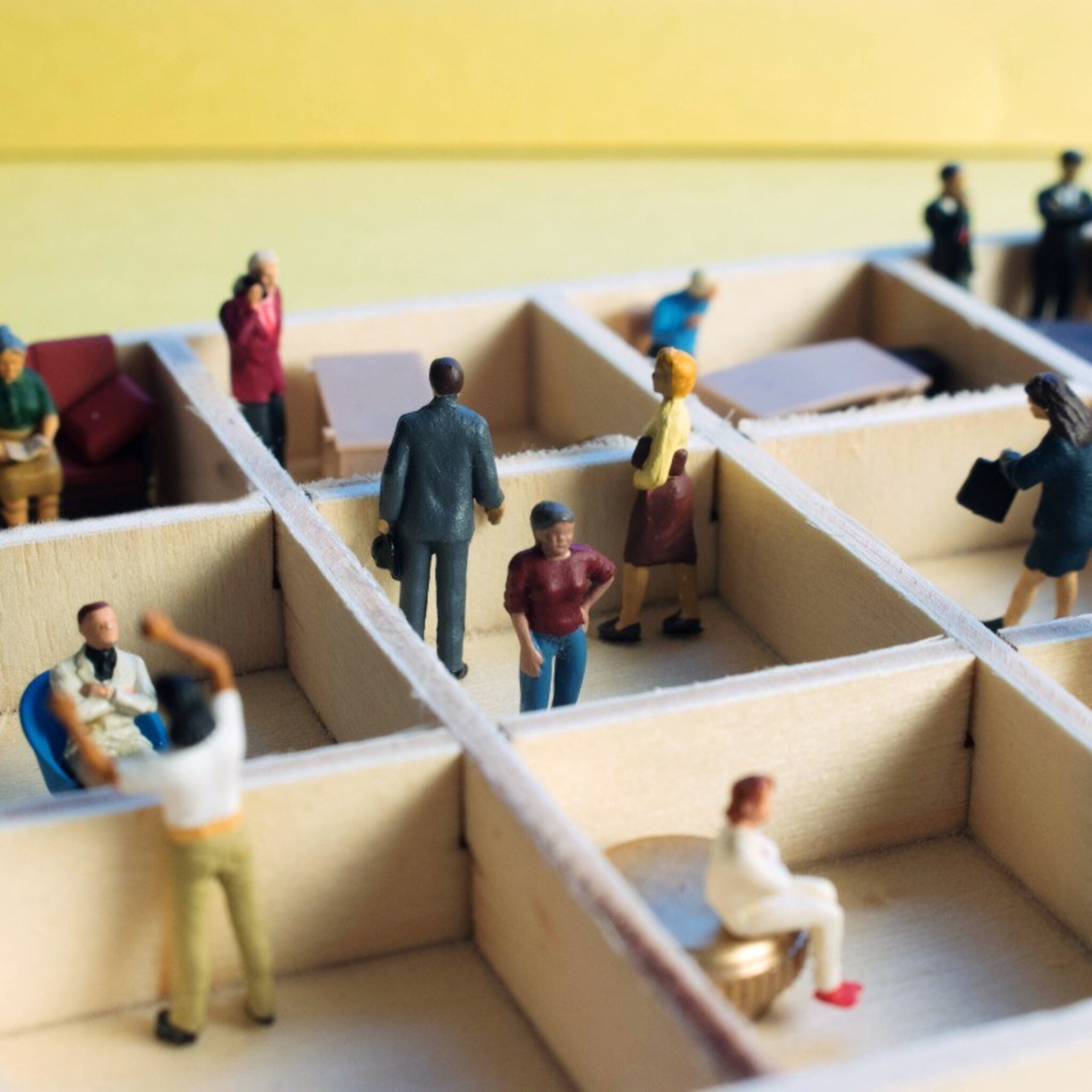 experts hospes en beek werkgevers doen er gek genoeg alles aan om hun collega s verder te vereenzamen