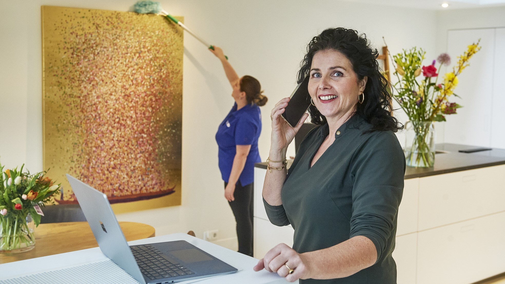 Jessica Laurense uit Wijchen is algemeen manager bij Zizo, de nieuwe dienstverlener uit Uden. Bij haar thuis verzorgt Patricia Thomassen diverse huishoudelijke taken. Foto: Van Assendelft Fotografie