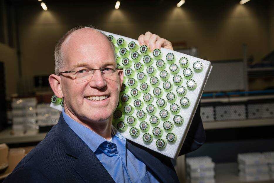 Kees Koolen op de werkvloer bij ‘zijn’ bedrijf Super B in Hengelo, fabrikant van lithium accu’s. Foto: AD - Cees Elzenga / hetoog.nl.
