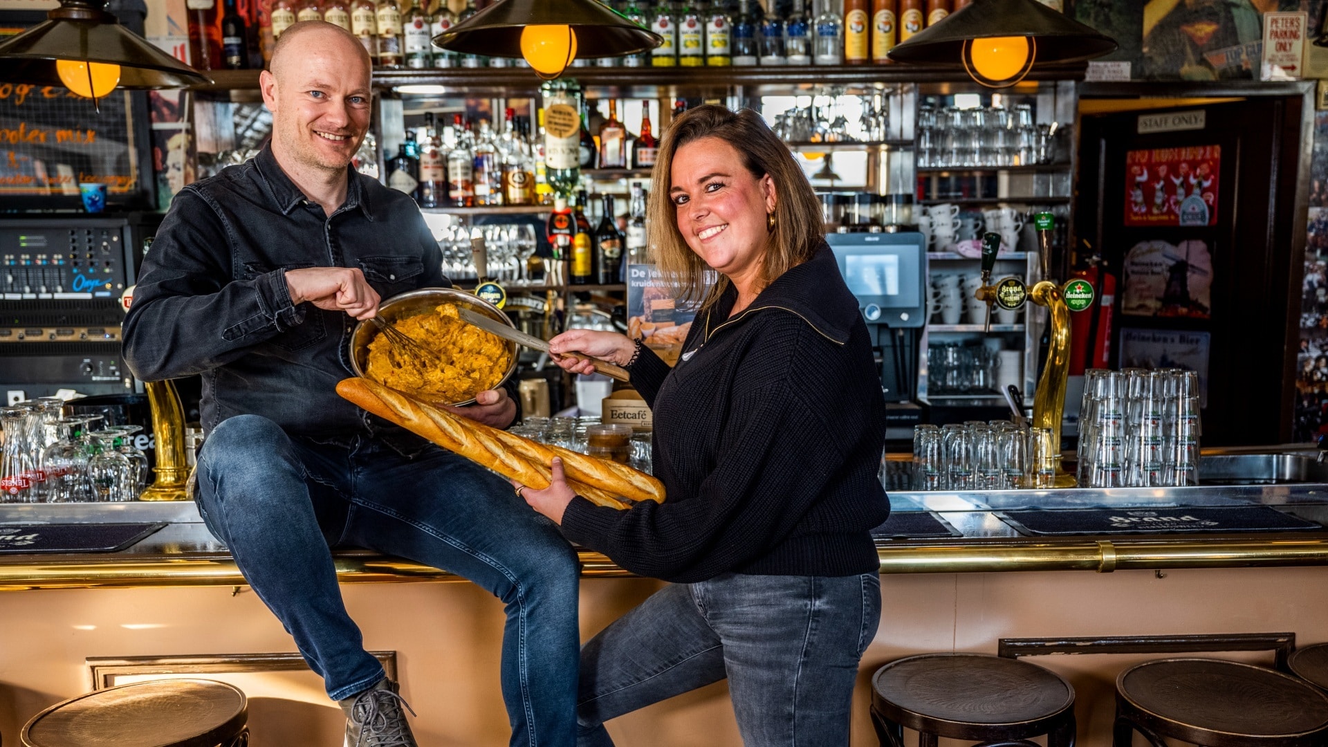 Niels Huisman en Kim Toes van Eetcafé 't Centrum met hun ongeëvenaarde kruidenboter. Foto: Frank de Roo
