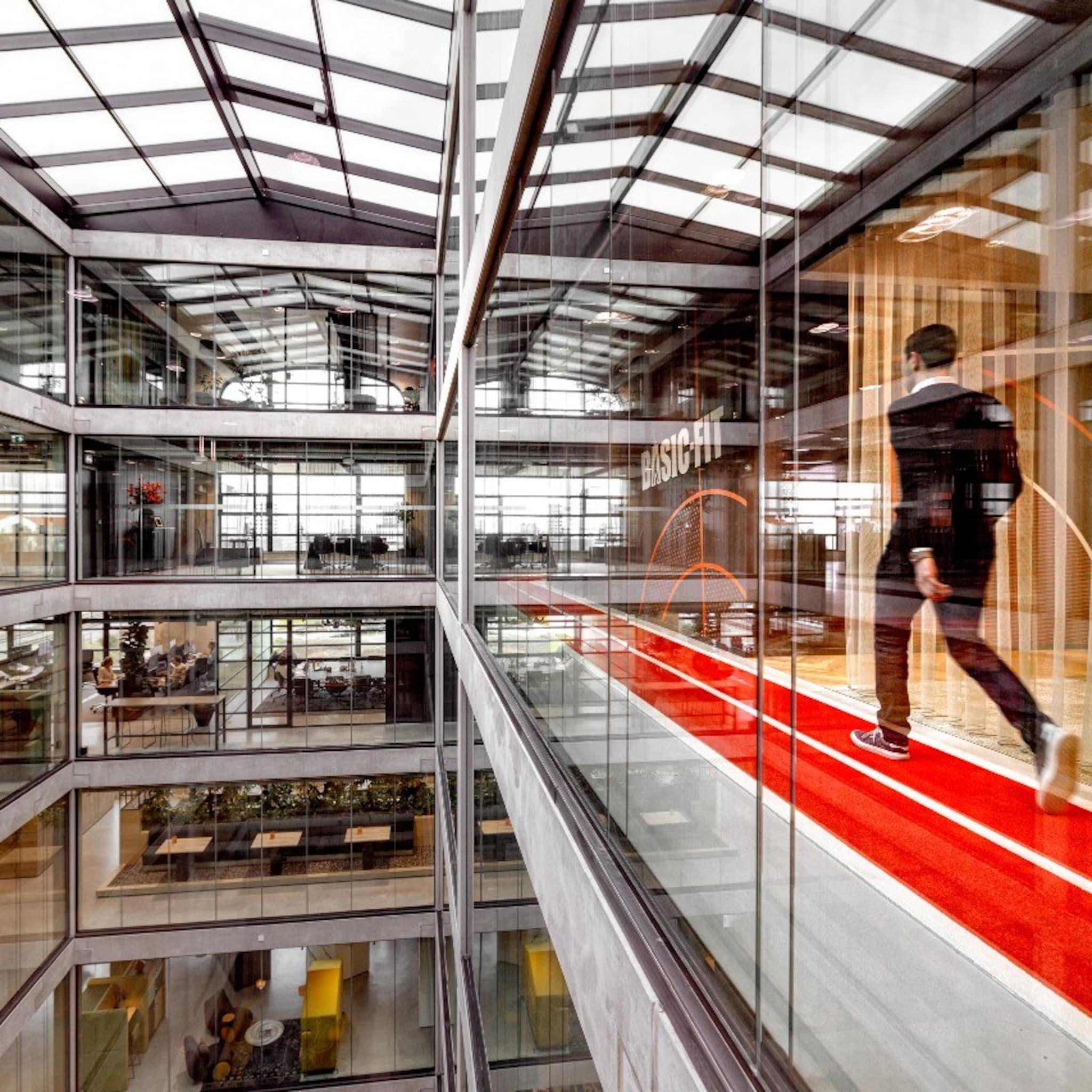 een kantoor vol met saaie bureaus een werkgever komt daar niet meer mee weg