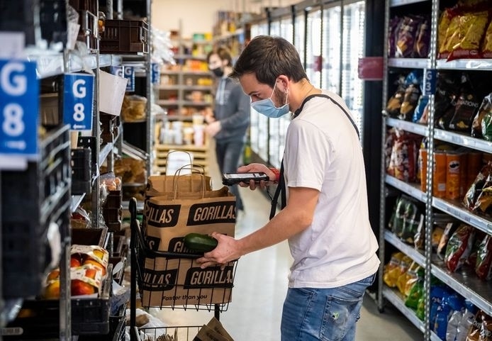 De zogeheten pickers vullen de papieren tassen razendsnel met boodschappen. Foto: Frank de Roo