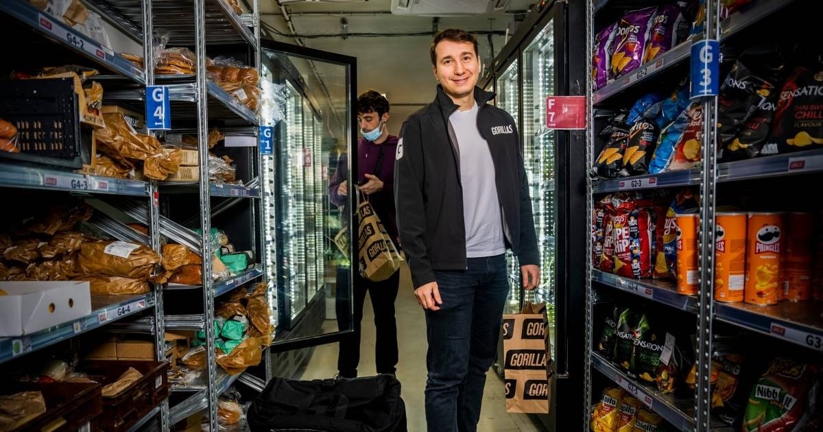 Sadik Cevik in een Gorillas-magazijn aan de Gouvernestraat. Foto: Frank de Roo