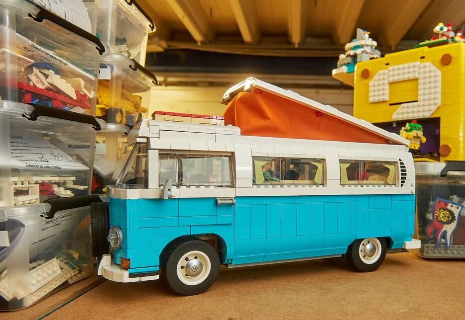 Populair bij de oudere bouwers: de VW-camper in Lego. Foto: AD/Van Assendelft Fotografie.
