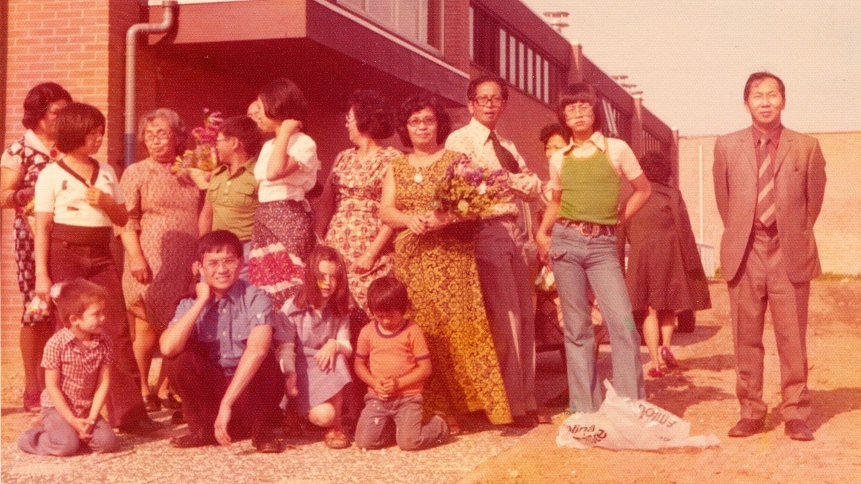 De opening van het fabriekspand in Kesteren, 1975. Derde van links: Oma Go. Groen shirt, achterom kijkend: Bing Go (de oudere broer van Han). Met bloemen: tante Poppy. Vader Frans Go daar rechts naast. Groene spencer: Cliff Go (oudste broer van Han). Op de knieën, met oranje shirt: Han Go. Foto: archief familie Go.