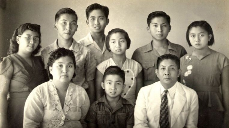 Eerste rij van links naar rechts: tante Poppy, oom Joop, vader Frans, tante Elly, oom Hans, tante Evie. Tweede rij: oma Go, oom Louie, opa Go. Foto: archief familie Go.