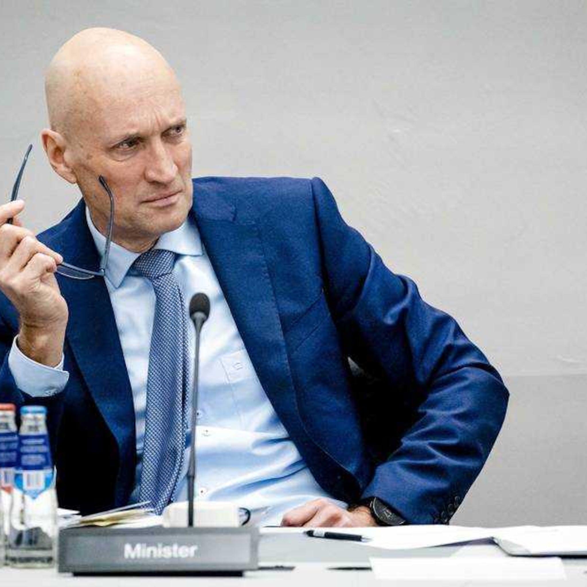 minister kuipers ontbindt kritische commissie die advies geeft over corona apps