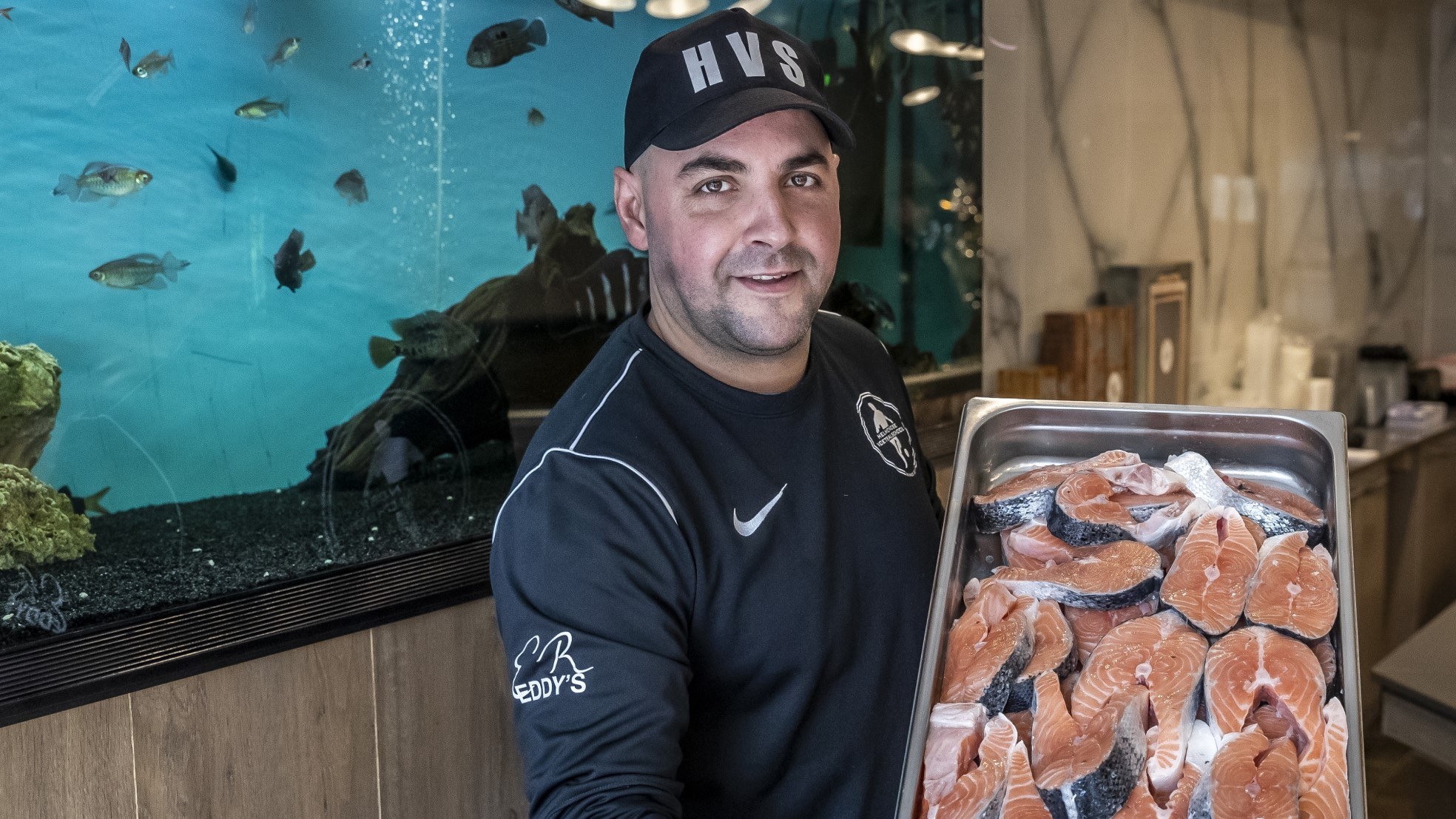 Faiz Essakkati heeft naast zijn voetbalschool een viswinkel geopend in Helmond. Foto: Sem Wijnhoven