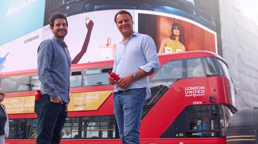Op de foto in Engeland, waar het avontuur begon. Andrew Eversden (links, fles in de achterzak) en Bart Willems (rechts, fles in de hand), twee van de drie bedenkers achter Bottle Up.