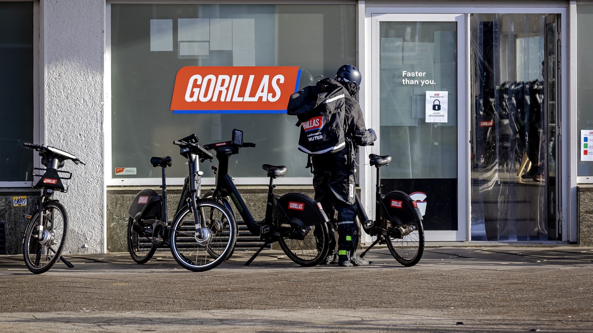 Een dark store van Gorillas in het centrum van Amsterdam. Omwonenden klagen over de overlast van de minimagazijnen. Foto: ANP