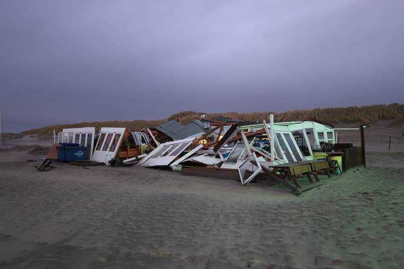 Strandtent Pier 32 op het Zuiderstrand is door de storm in elkaar gewaaid. Den Haag. Foto: Regio15