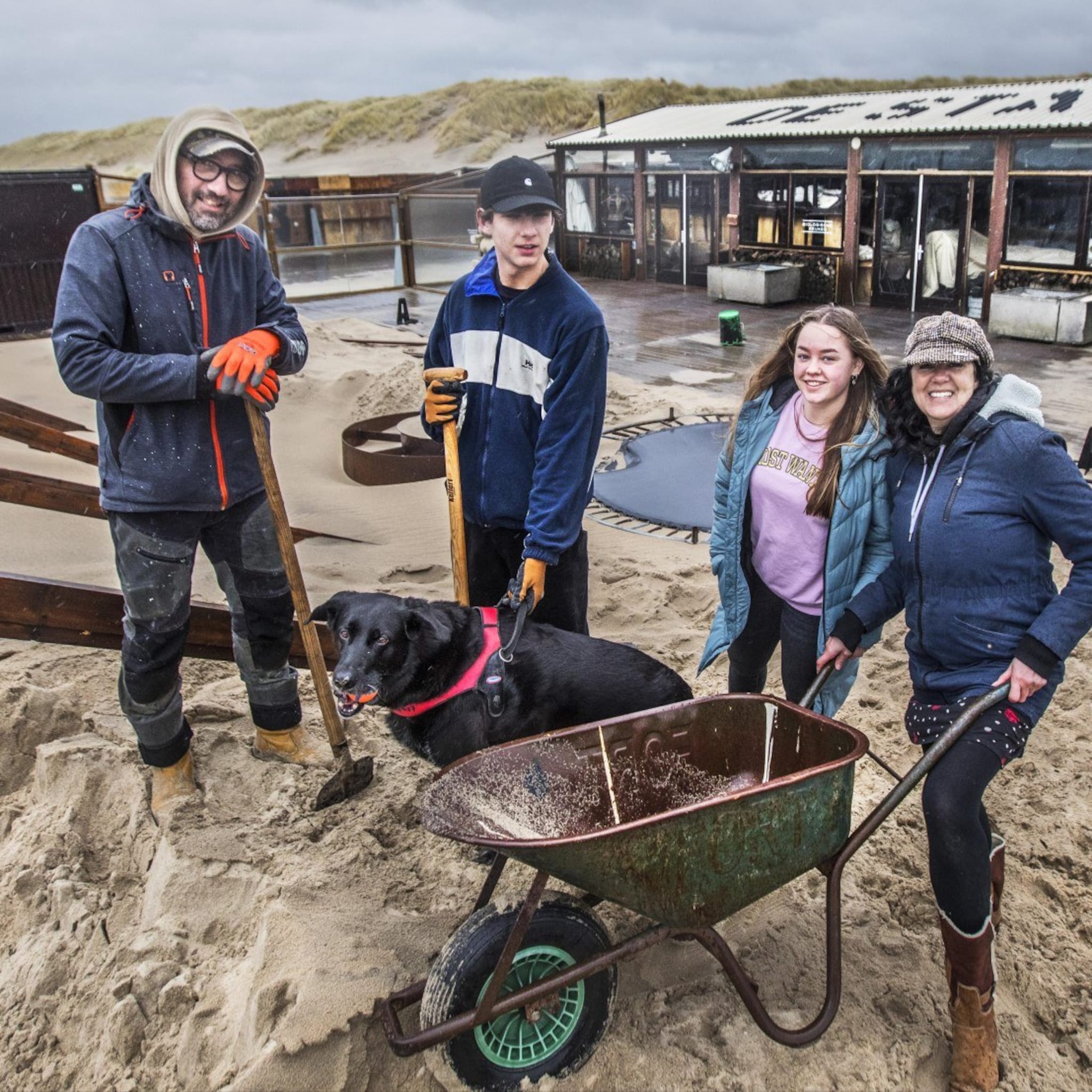 help storm eunice komt eraan we bouwen een muur om onze strandtent